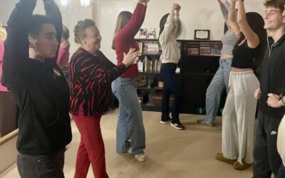 Monday April 13th at 7:15PM will be our last Sevillanas class before it’s time to put the lessons to the test in the Feria!