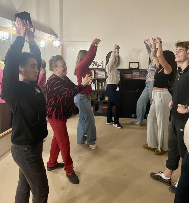 Monday April 13th at 7:15PM will be our last Sevillanas class before it’s time to put the lessons to the test in the Feria!